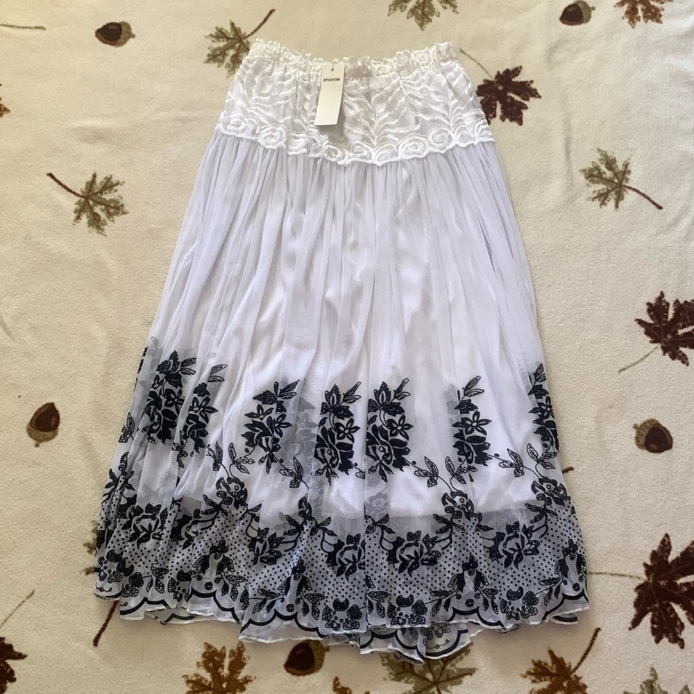 Women’s JCpenny black and white skirt with lining. Never worn!! New with tags